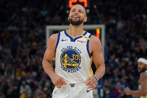 开云体育下载-库里单场轰进50+、命中10+三分、送5+抢断 NBA历史第一人