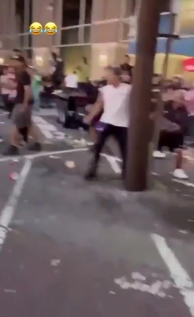 开云下载-迈阿密与西雅图球迷爆发冲突 投掷物品棍棒相向场面失控