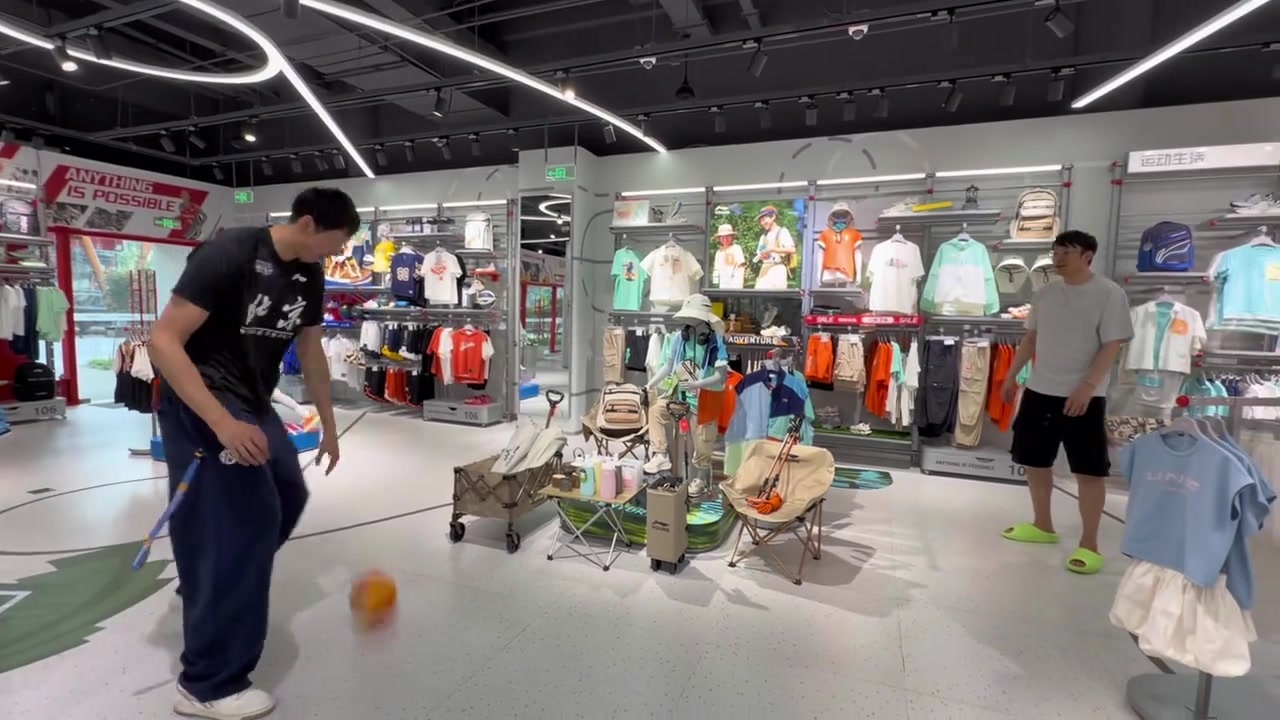 开云下载-周琦与小丁搞怪玩球：今天不是糊糊涂涂 是更抽象的两个人